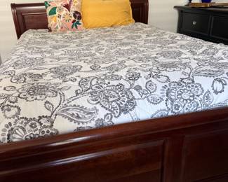 $350 Queen bed with mattress