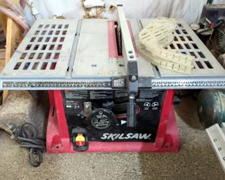 Skilsaw 10" Table Saw, Model 3310, Powers On 