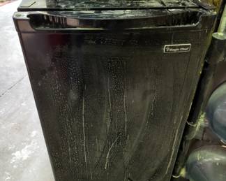 Magic Chef Mini Fridge, Model HMBR440BE, Powers On