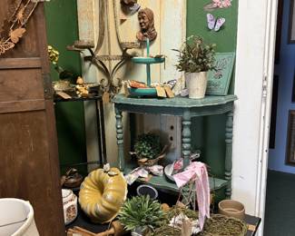 vintage green table, bundt pan, decorative elements, 