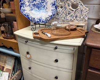 Accent chest, serving pieces