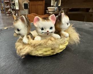 Vintage ceramic figurine featuring 3 kittens inside yellow basket, Japan 1950s 