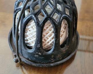 Cast iron string holder