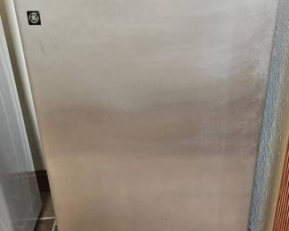 General Electric Refrigerater Model GMR04HANBBS