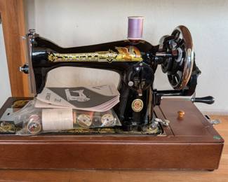 Antique Singer sewing machine w case 