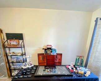 Jewelry table and table 
