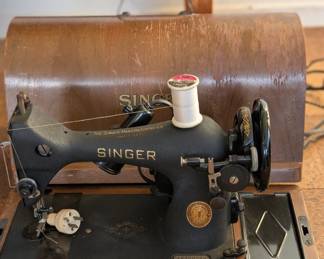 Antique Singer sewing machine w case 