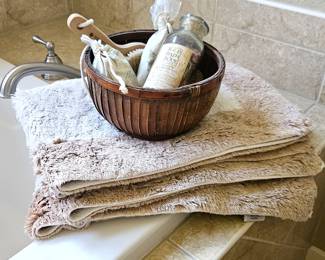 (2) Cotton Bath Mats 24x38 White Light Brick Border + Decorative Bath Basket Set