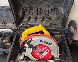 DEWALT DWE575 Lightweight 15 Amp Corded 7-1/4" Circular Saw with Diablo Blade in Case