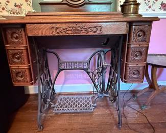 Singer Model 15 Treadle Sewing Machine Cabinet with Oak Wood