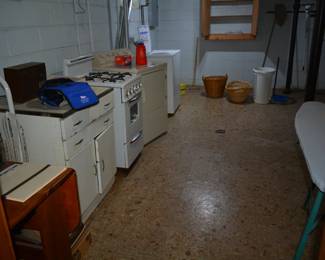 WASHER AND DRYER. VINTAGE APARTMENT SIZED STOVE