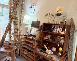 Although that beautiful primitive hutch that was in this spot was sold over the weekend I filled in the area with all the little goodies and collectible items next to the “trash poles“ put together by the artist…