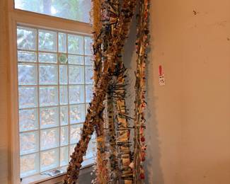 These “trash poles“ are marvelous! The artist was really into recycled stuff and these definitely take the cake for ingenuity!