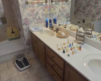 Assorted Bath Towels and Linens second image