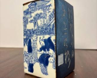 431 bluewhiteceramicsquarevasewithhand