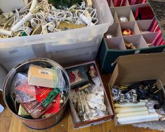 376 largechristmasdcorlotwithornaments