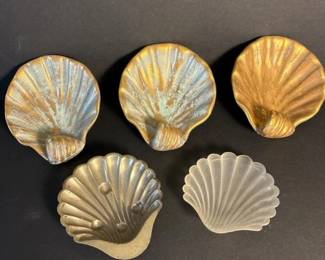 458 setoffiveshellshapeddishes