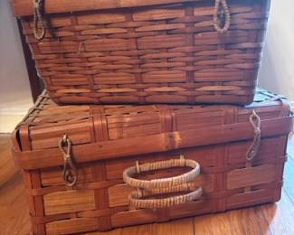110 pairofvintagewovenpicnicbaskets