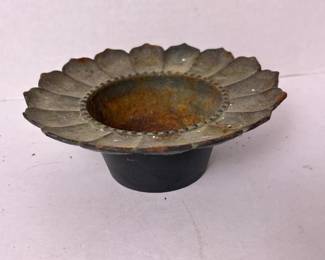 017 vintagecastironflowershapedbowl