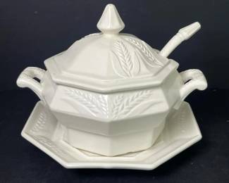 140 vintagecaliforniapotterytureenwhite