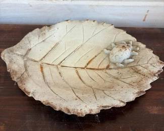 547 castironleafbowlwithladybugaccent