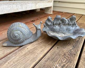 552 grayresingardensnailstatuefrogleaf