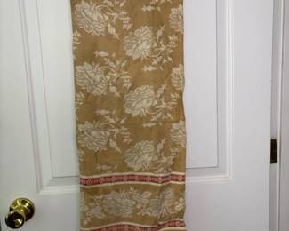 074 vintagejacquardfloraltablerunner