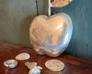 569 vintagesilvertonemetalapplesculptur