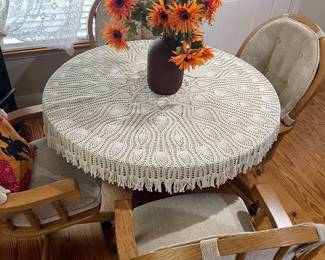 Oak round table w/4 chairs 