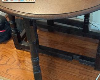Gate leg table