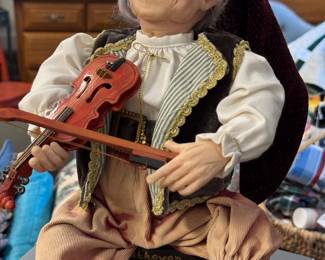 Large gnome fiddle player