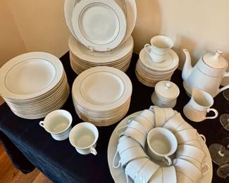 16 dinner plates  16 soup bowls 16 salad plates 16 saucers 16 Cups 2 coffee servers 2 creamers  2 sugar bowls 2 round platters 2 round serving bowls 