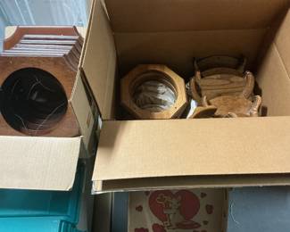 Large amount of wood frames for plates .