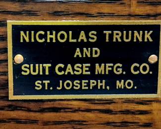 Great condition Globe Wernicke file cabinet has both removable side oak panels