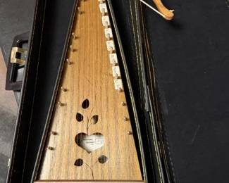 Dulcimer Factory. Bow. W/ case.