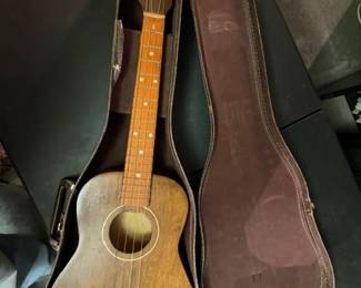 Baritone Ukulele. Telleno. W/ case.