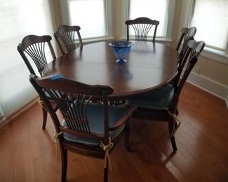 Dining table seats 6 - includes two arm chairs and four side chairs