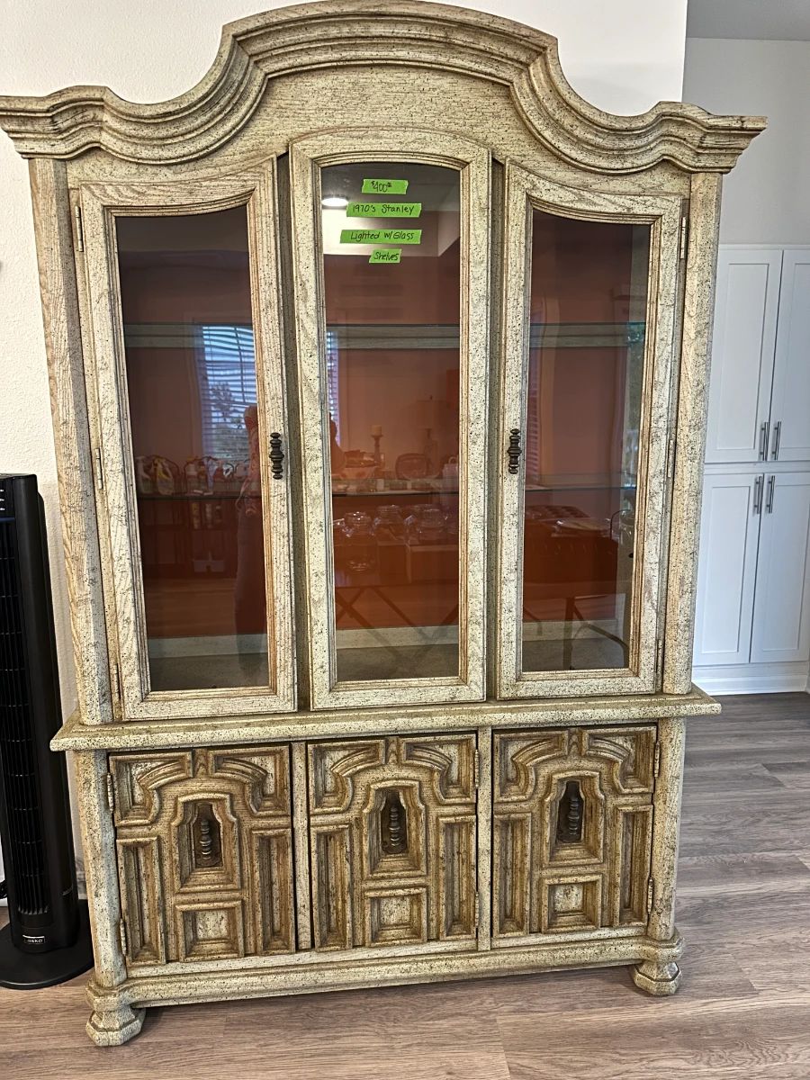 1970s Stanley lighted display/china cabinet in excellent condition