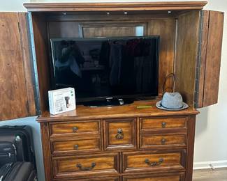 TV, Armoire, suitcases