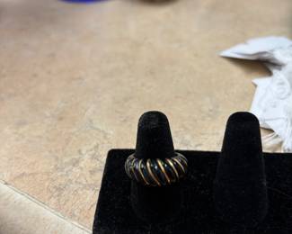 Vintage Onyx and Gold shrimp ring (7)