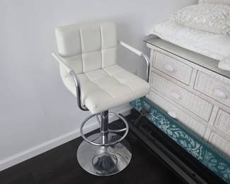 2 White swivel chairs like new