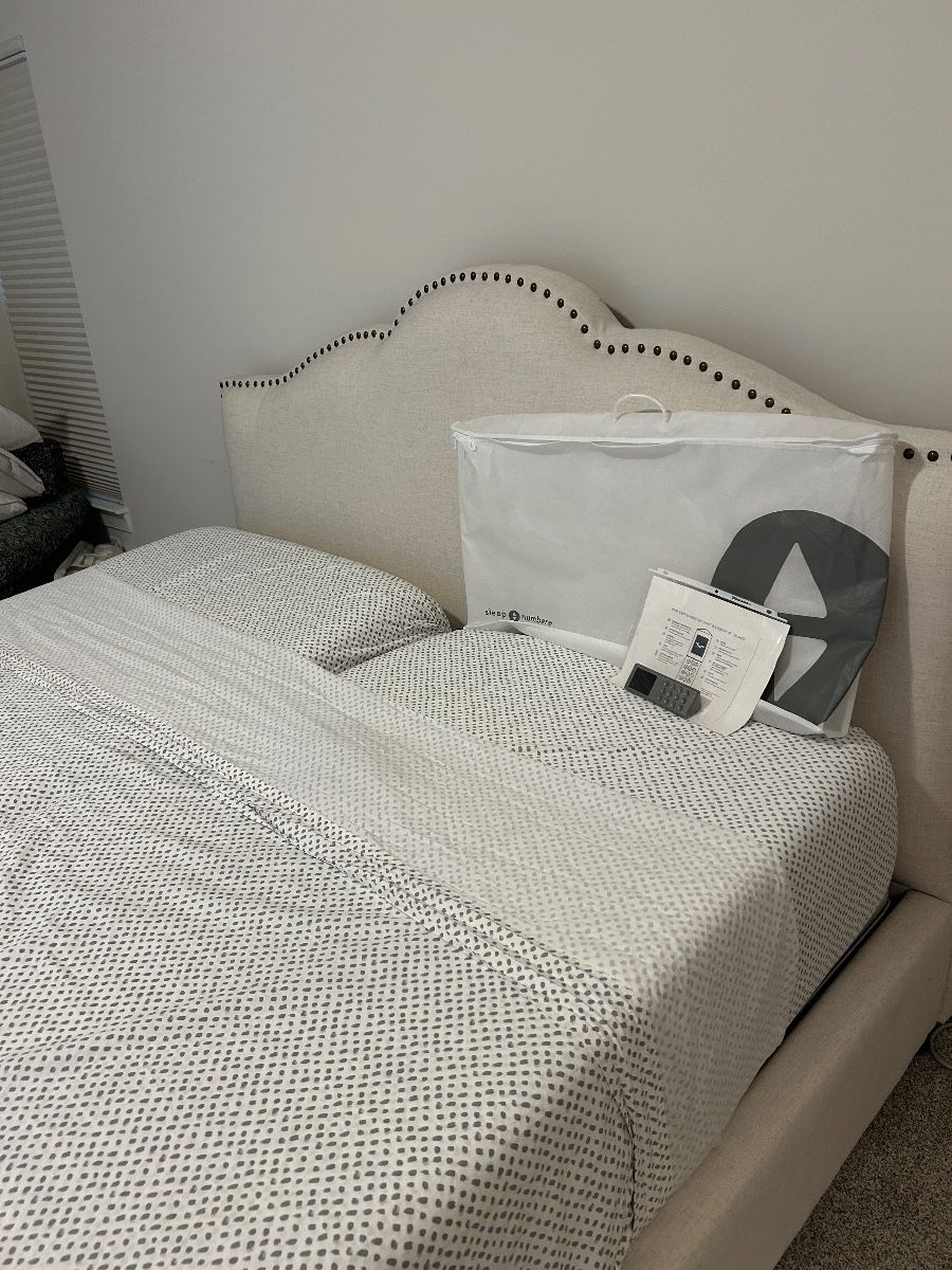 Sleep Number split king with sleep number pillows (like new)