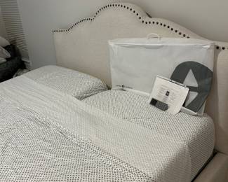 Sleep Number 360 split king with sleep number bedding and pillows included(like new)