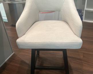 4 Kitchen swivel stools in excellent like new condition