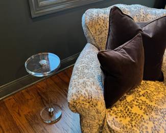 Couch not for sale only SIDE table. 