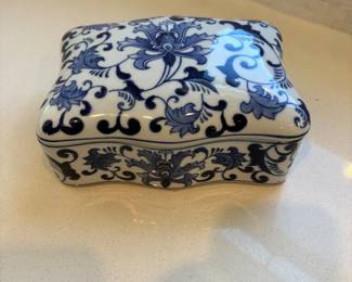 d three Hands Corporation Blue and White Ceramic Lidded Trinket Box