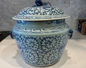 d ecorative Chinese Style Blue and White Porcelain Lidded Jar