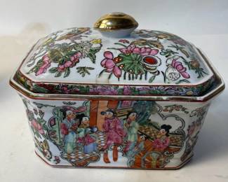 d Chinese Famille Rose Porcelain Covered Box