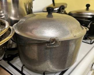 Heavy duty pot w lid