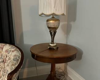 Vintage table lamp. Vintage side table with drawer